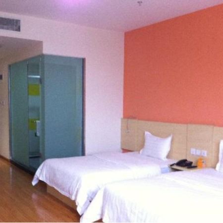 7 Days Inn Chengdu East Railway Station West Squar Esterno foto